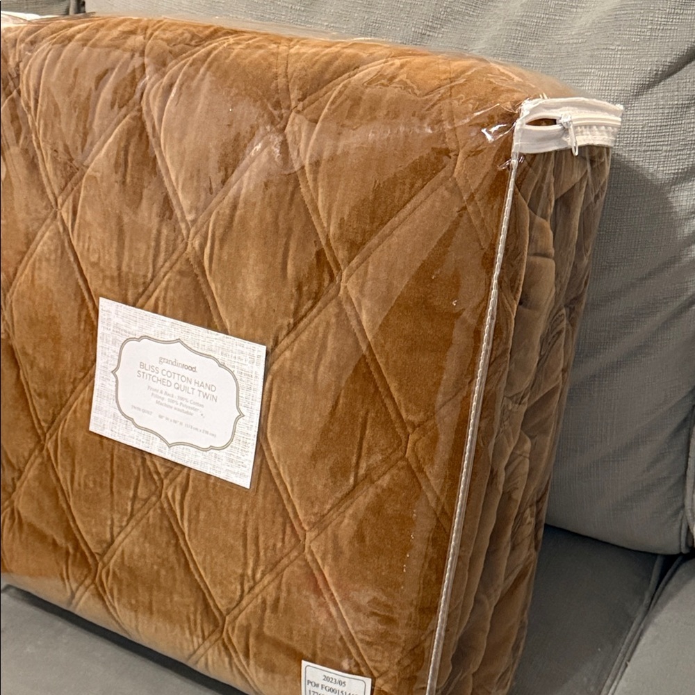 Grandin Road Brown Hand Stitched Quilt -  Twin - NWT